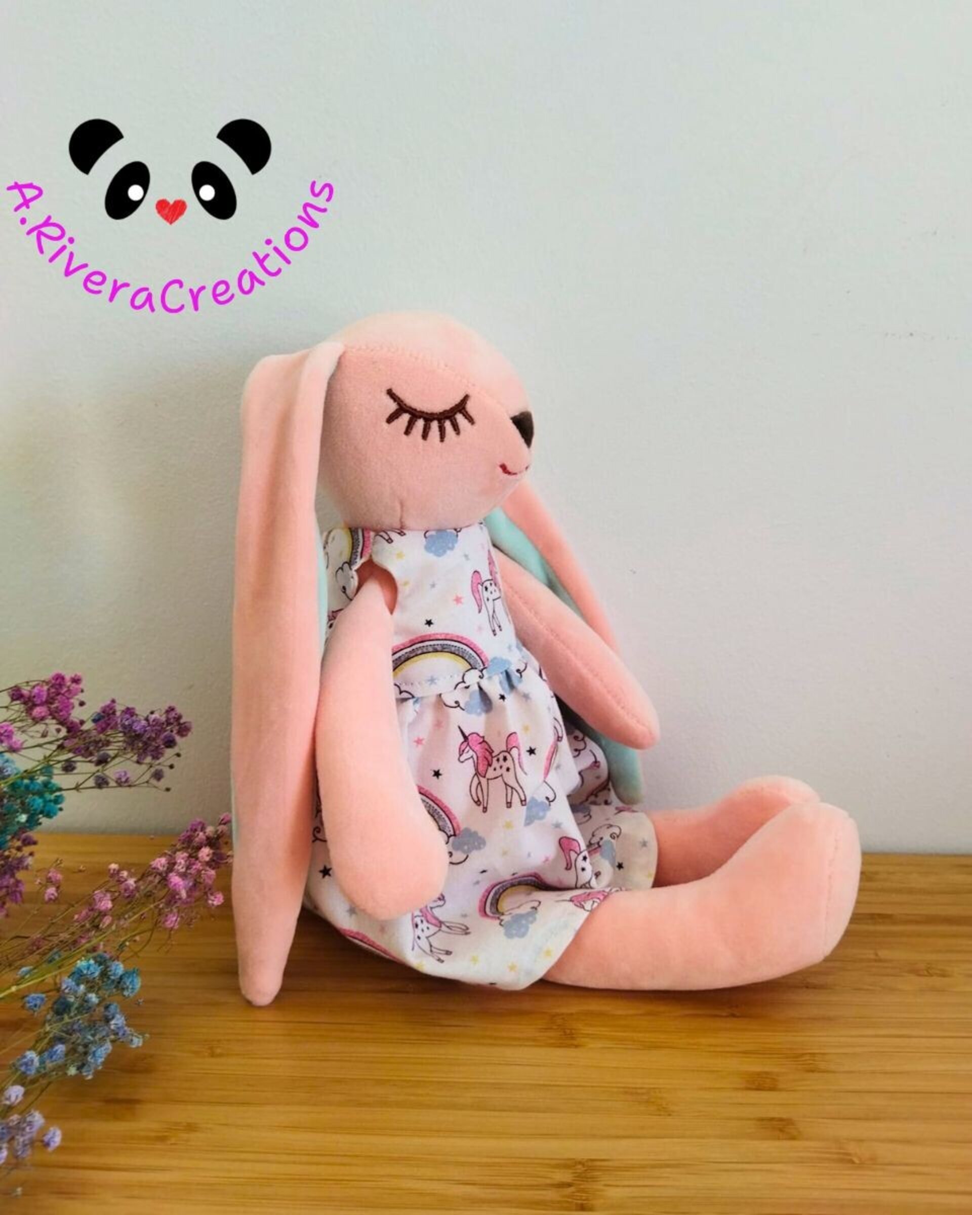 Muñeca conejito rosa, vestido unicornio y arcoíris - 2