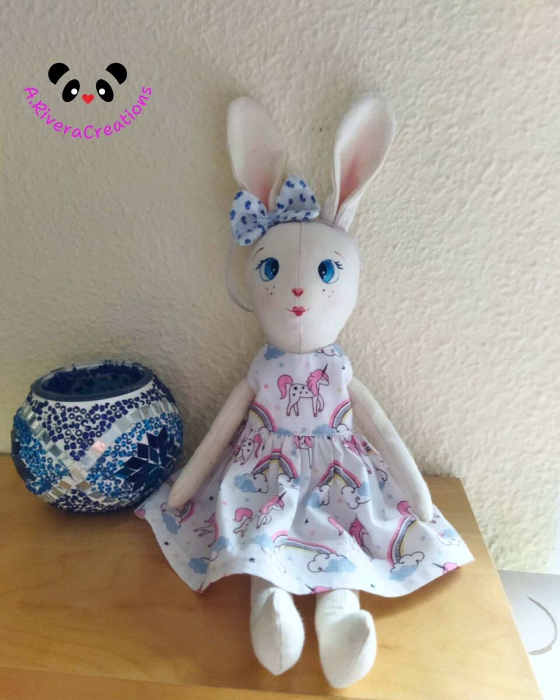 Muñeca conejito, hecha a mano con vestido de unicornios y peto vaquero - 2