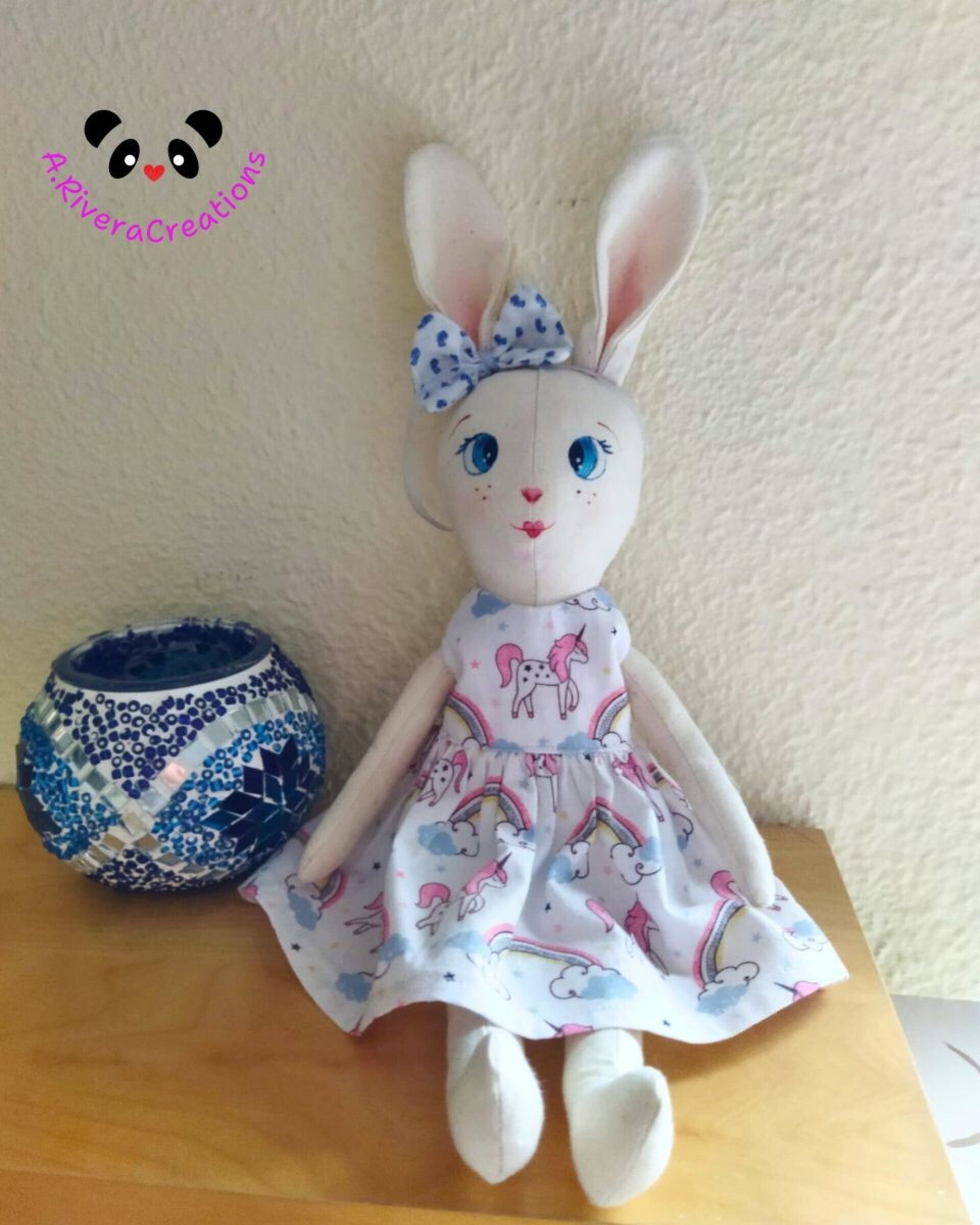 Muñeca conejito, hecha a mano con vestido de unicornios y peto vaquero - 7