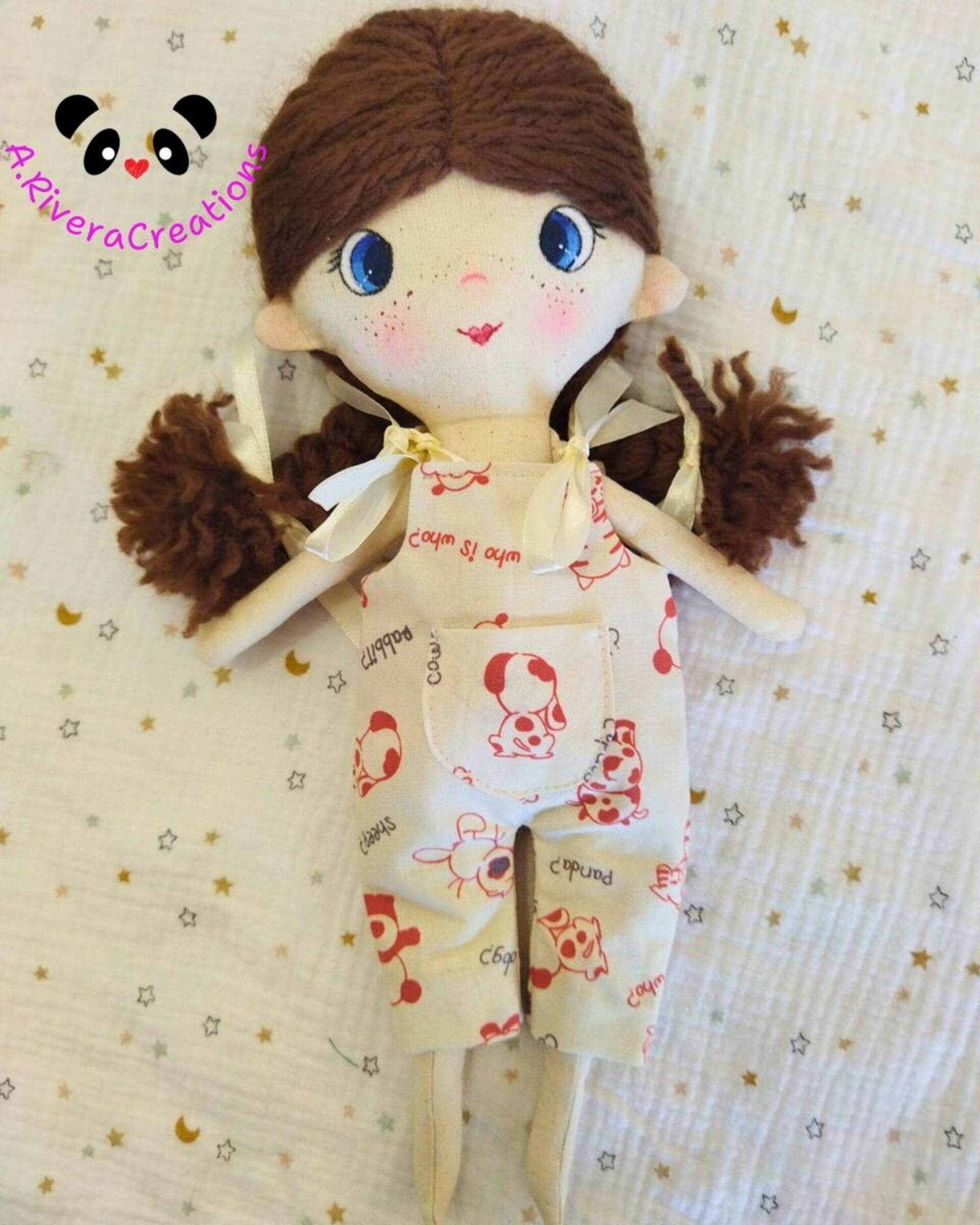 Muñeca Morena MIMIS: Estilo Único con Vestidito Rosa y Peto Beige - Hecha a Mano - 7