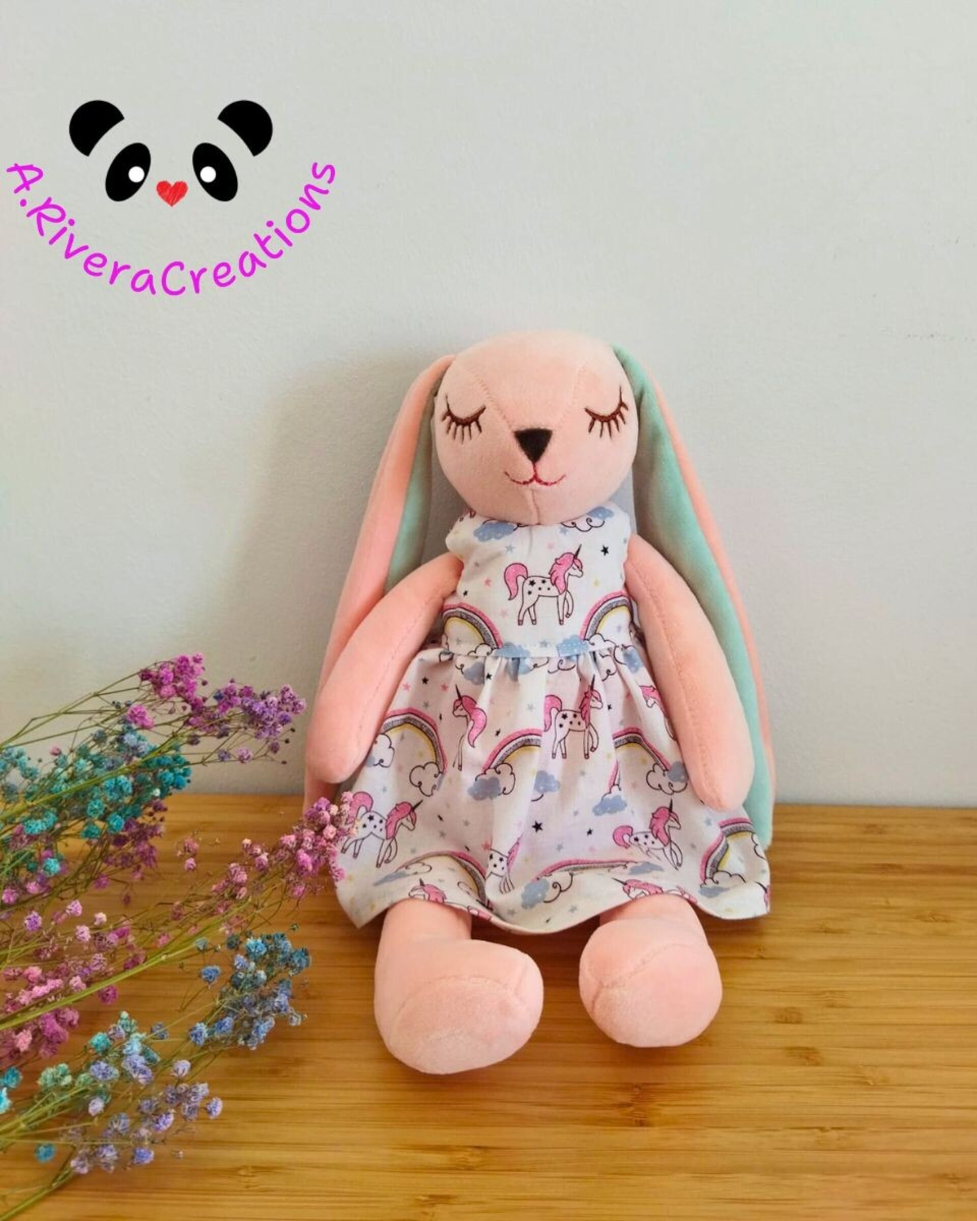 Muñeca conejito rosa, vestido unicornio y arcoíris - 4