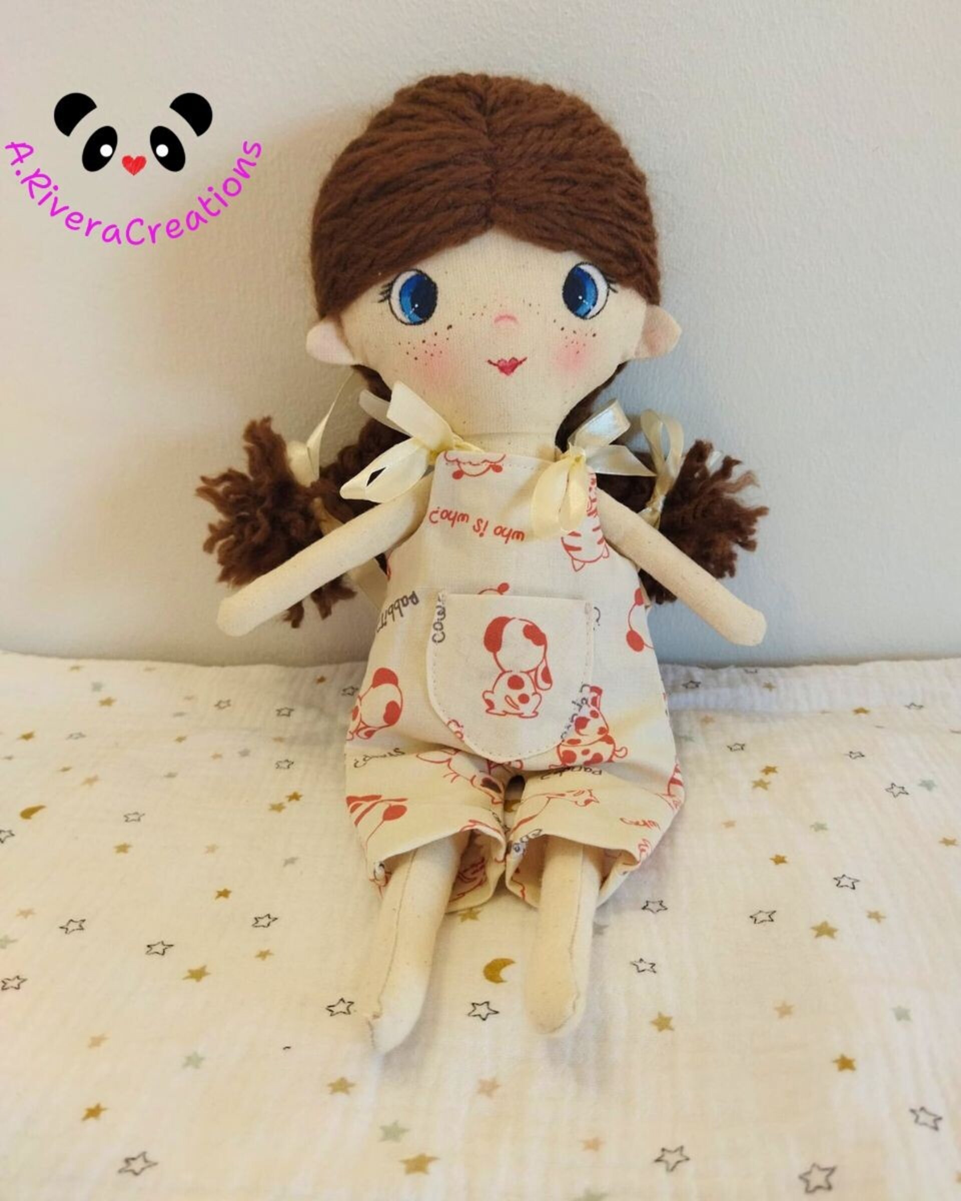 Muñeca Morena MIMIS: Estilo Único con Vestidito Rosa y Peto Beige - Hecha a Mano - 6