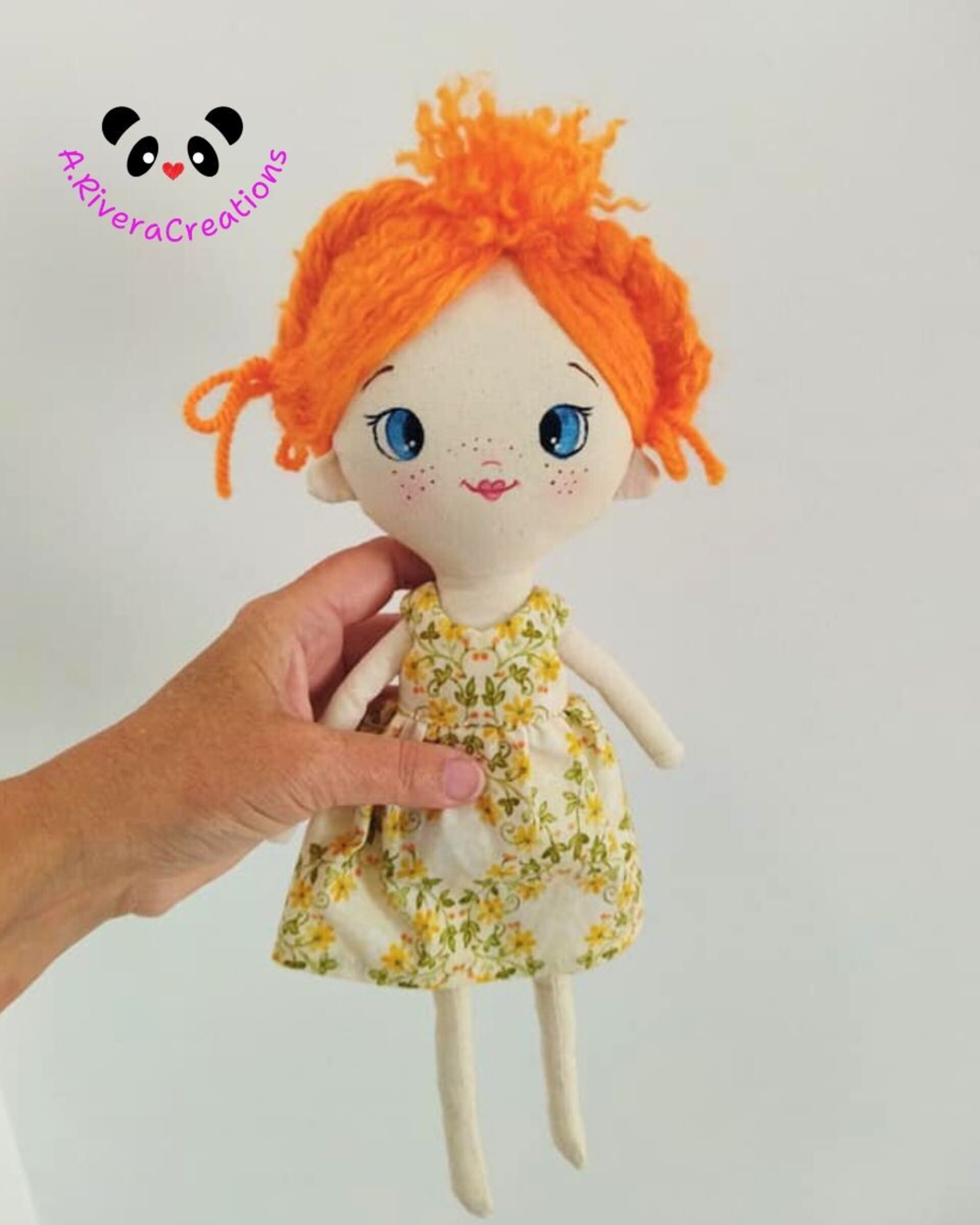 Muñeca de tela Pelirroja MIMIS: Encanto Floral y Hecha a Mano - 3