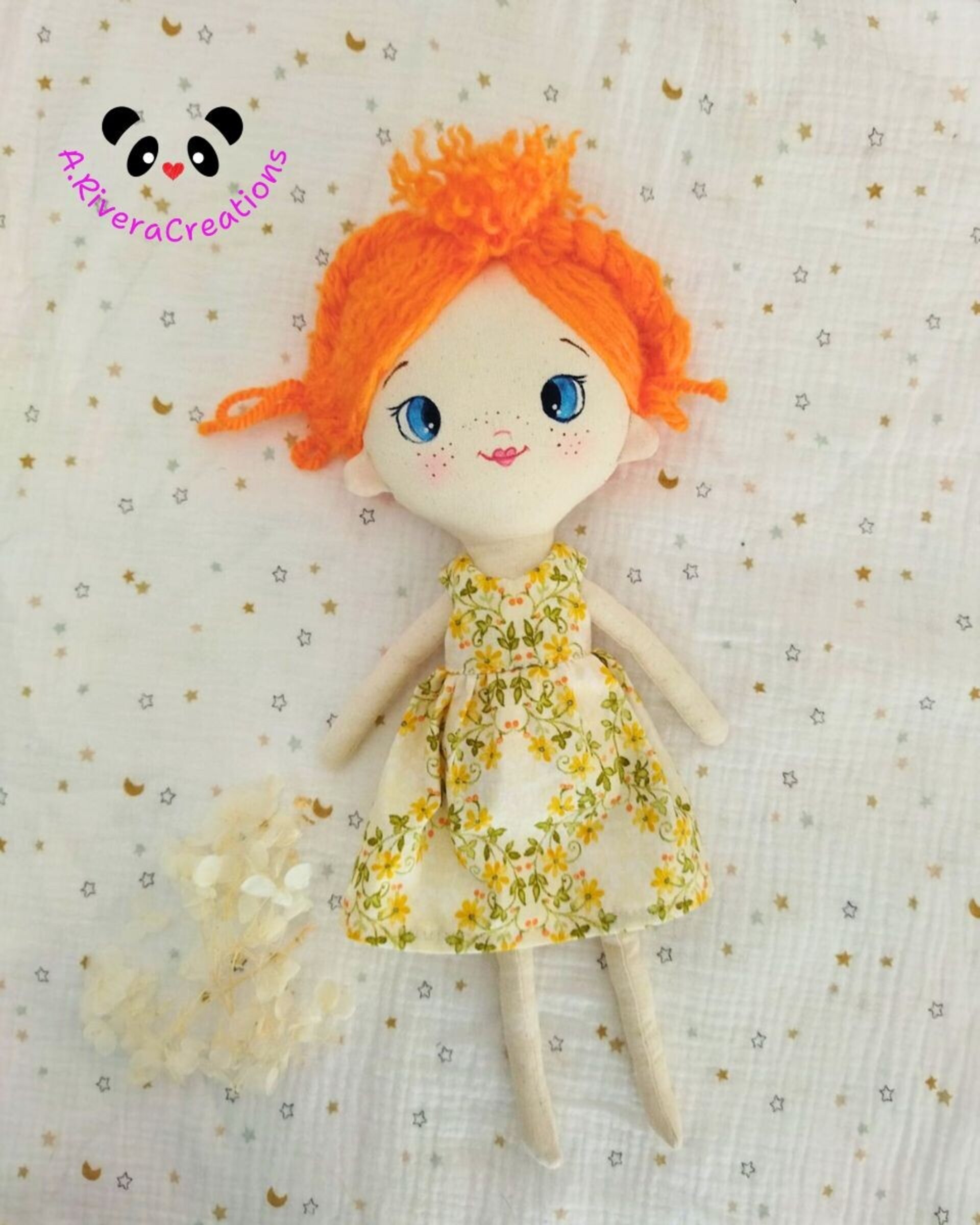 Muñeca de tela Pelirroja MIMIS: Encanto Floral y Hecha a Mano - 5
