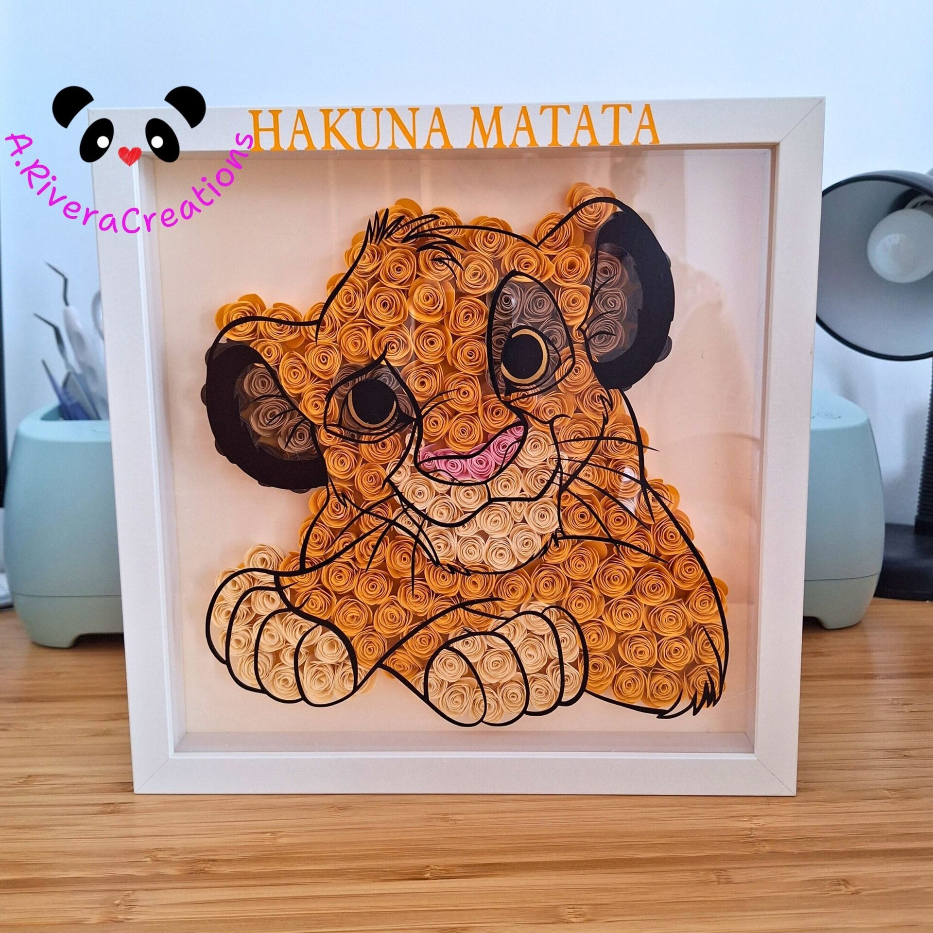 🌺Cuadro SIMBA Hakuna Matata en Quilling – Decoración hecha a mano con flores - 4