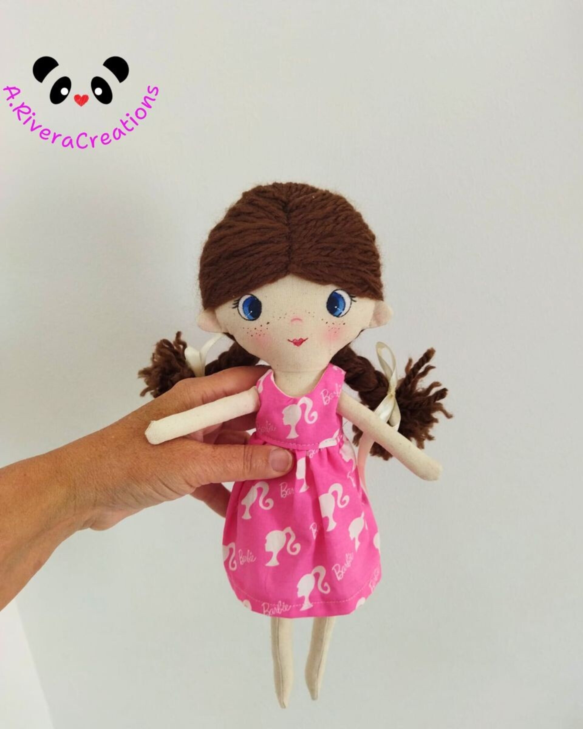 Muñeca Morena MIMIS: Estilo Único con Vestidito Rosa y Peto Beige - Hecha a Mano - 4