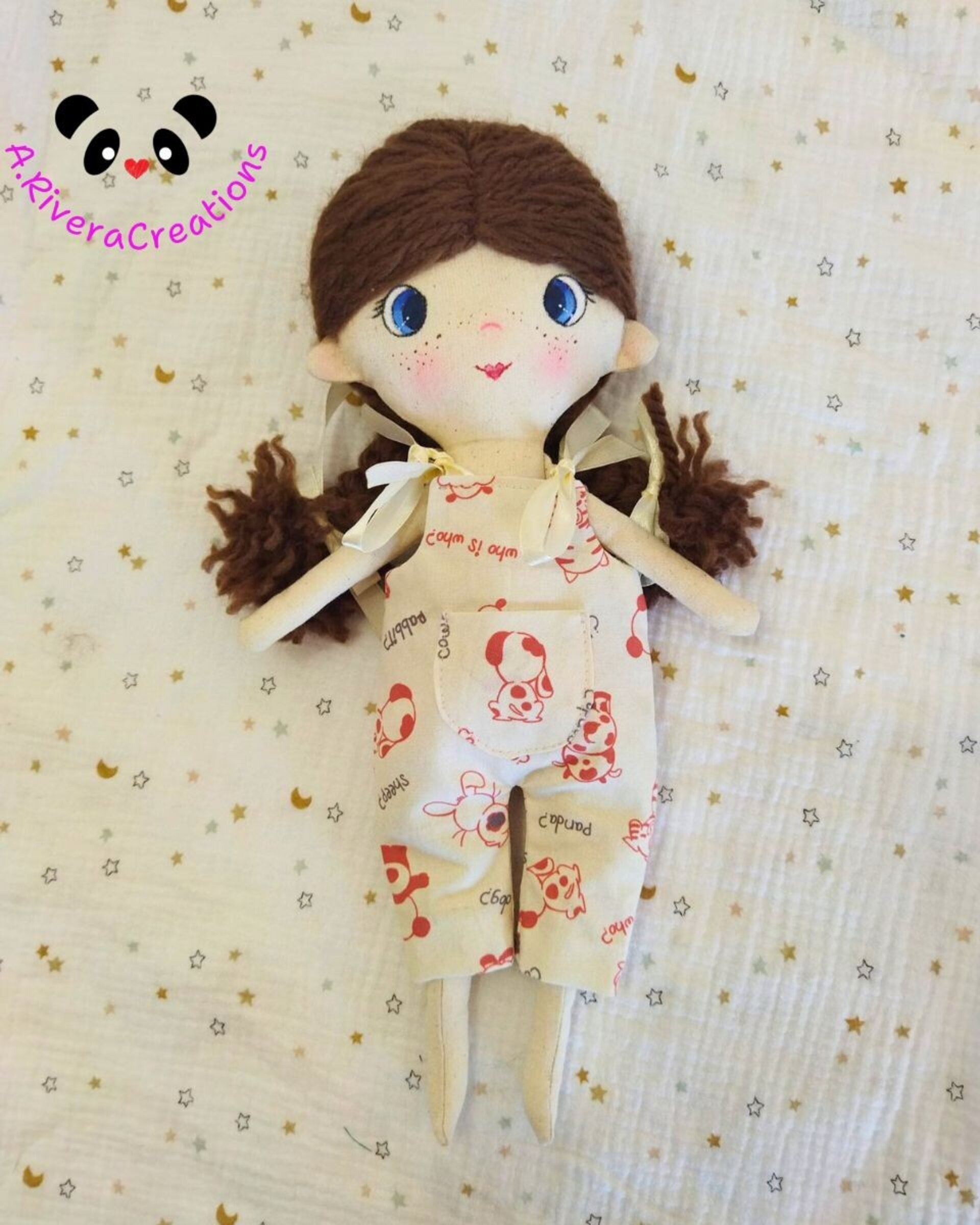 Muñeca Morena MIMIS: Estilo Único con Vestidito Rosa y Peto Beige - Hecha a Mano - 5