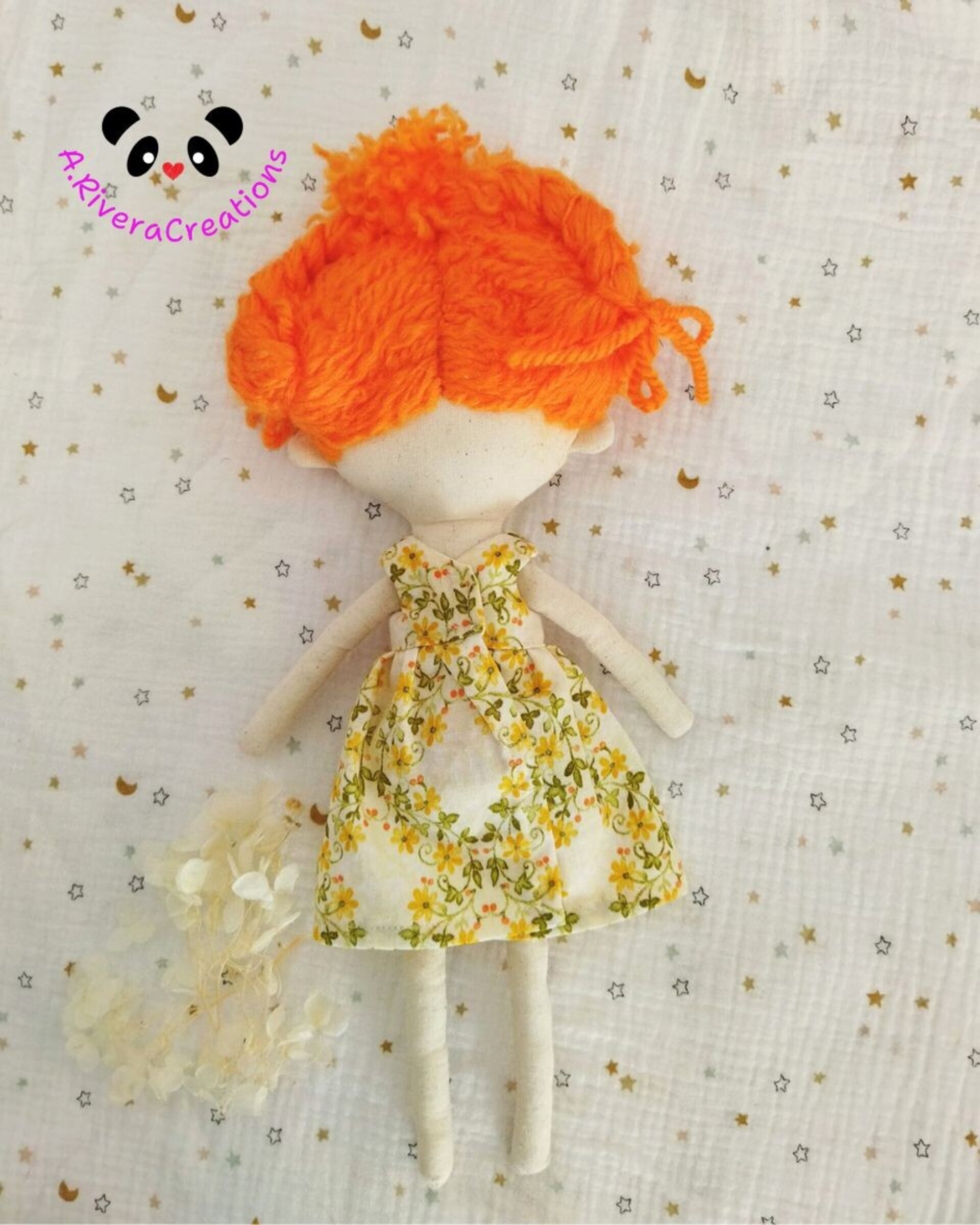 Muñeca de tela Pelirroja MIMIS: Encanto Floral y Hecha a Mano - 4