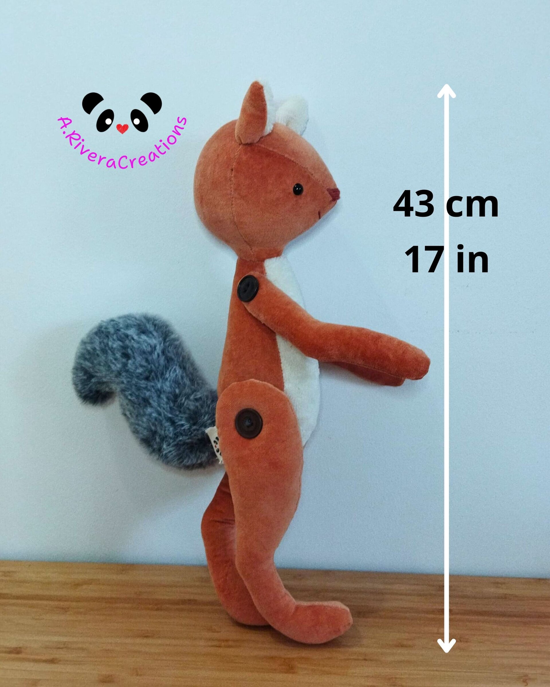 Ardilla de Peluche Hecha a Mano  con Vestidos Intercambiables y Capa Reversible - 6