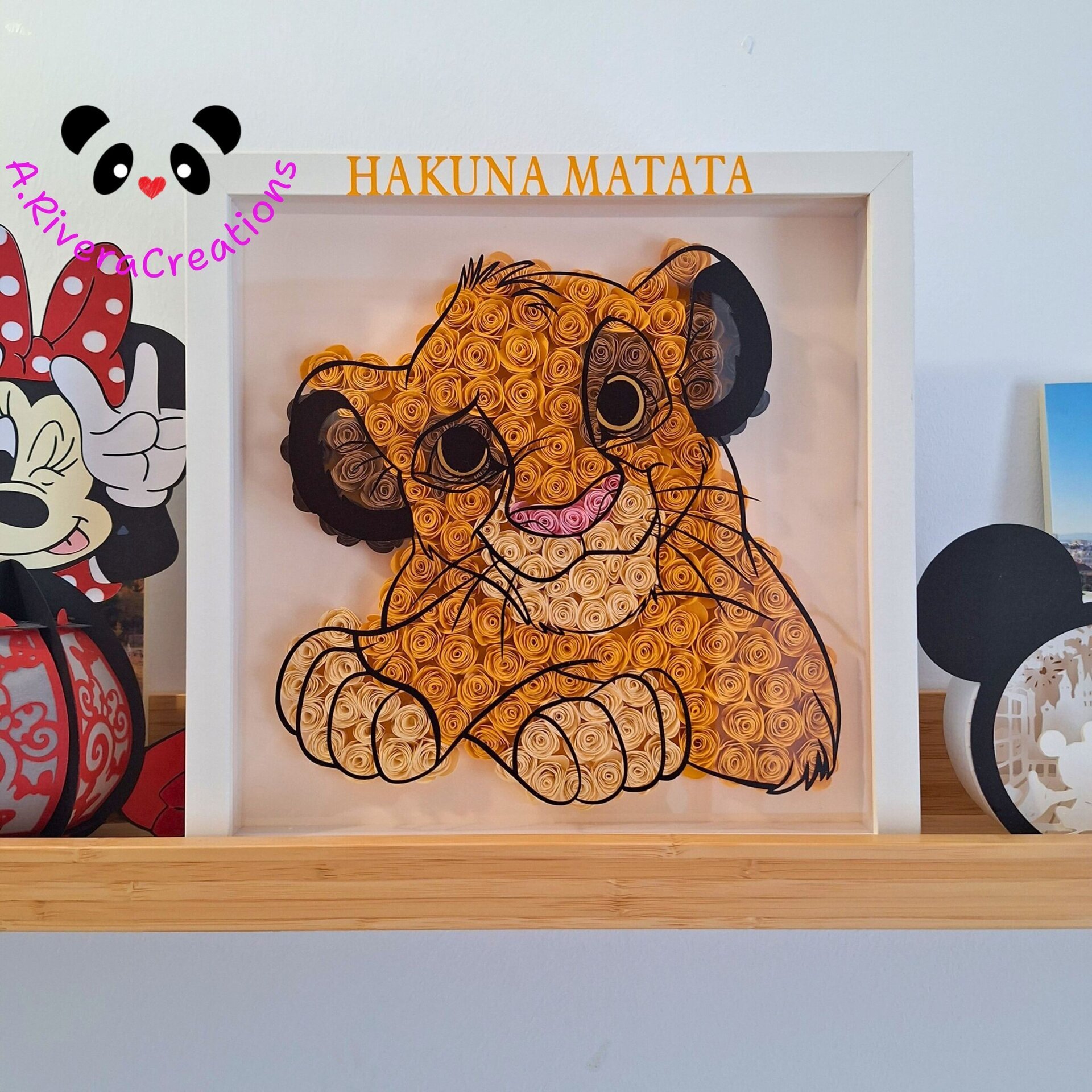 🌺Cuadro SIMBA Hakuna Matata en Quilling – Decoración hecha a mano con flores - 6