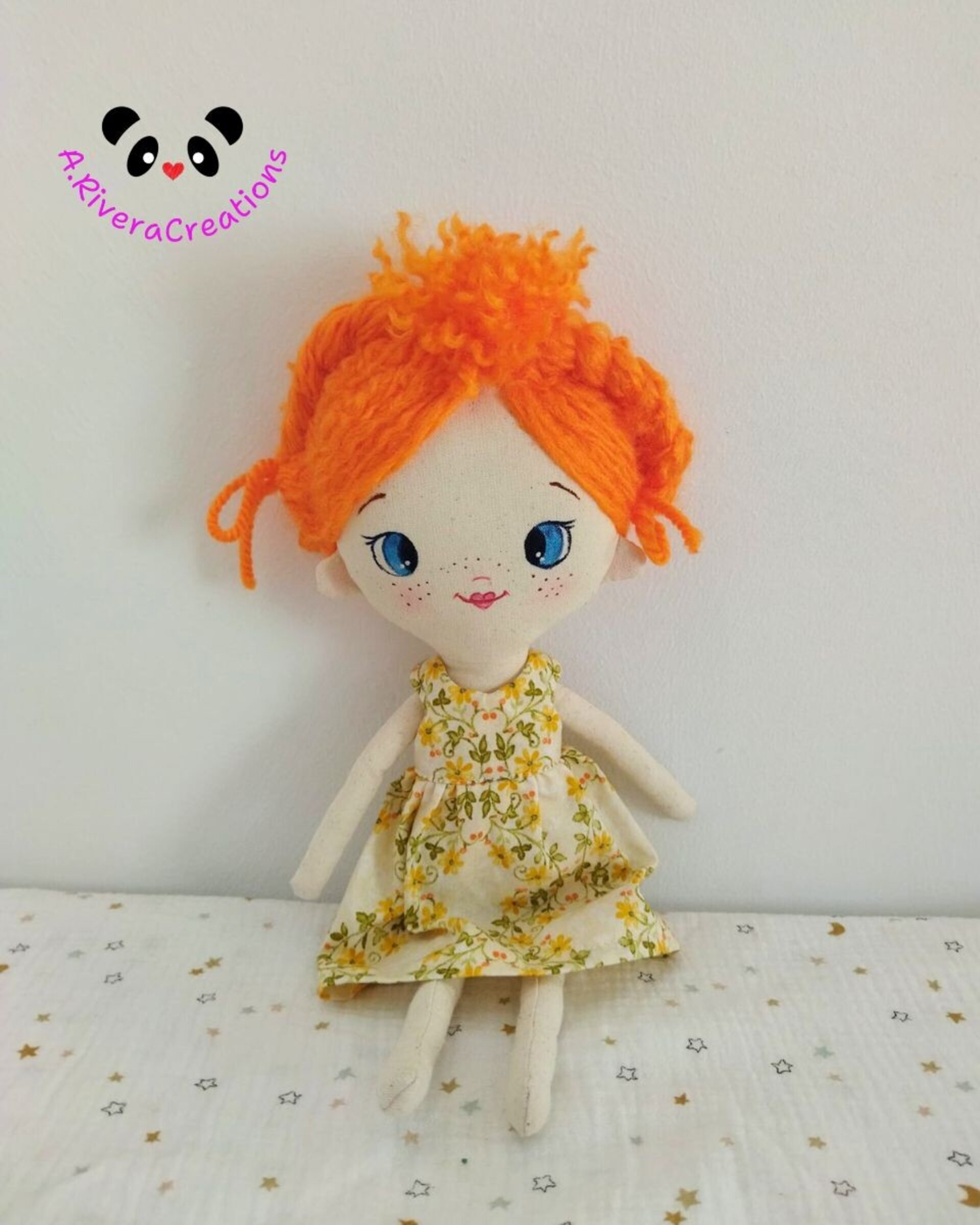 Muñeca de tela Pelirroja MIMIS: Encanto Floral y Hecha a Mano - 2